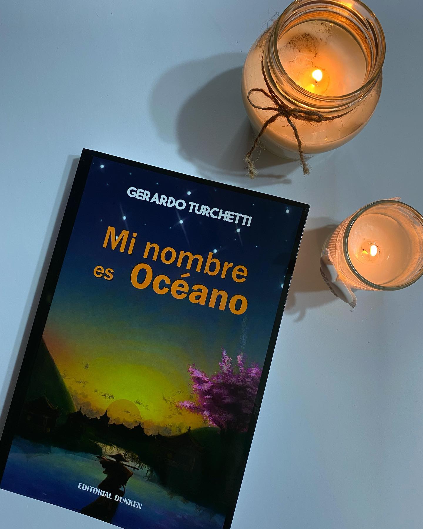 Tapa de Mi nombre es Océano, con un paisaje chino al atardecer